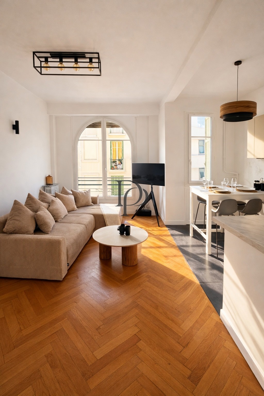 Appartement Art Déco Nice — studio style années 30 face à la gare SNCF, 4 voyageurs